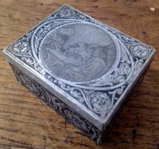 JOLIE BOÎTE A TIMBRE EN BOIS RECOUVERTE DE METAL GAUFRE AVEC UNE SCENE DE GENRE