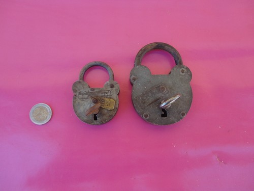 Ancien cadenas avec - 2,