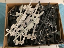 LOT DE 100 CINTRES A PINCE REGLABLE EN PLASTIQUE , ETAT COMME NEUF