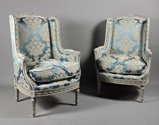 Grande paire de bergères à oreilles en bois laqué de style Louis XVI