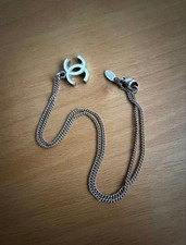 Collier blanc avec logo CHANEL