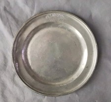 Assiette en étain fin armoiries sur marli 18ėme siècle poinçon à déchiffrer