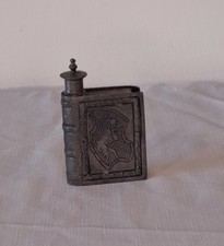 Ancienne gourde de poche en métal étain décorée - Forme livre