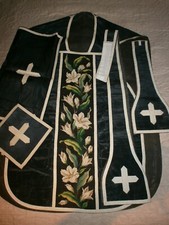ANCIENNE CHASUBLE NOIRE+ETOLE+MANIPULE+BOURSE+VOILE CALICE/SOIE MOIRée BRODERE