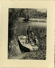 ANTIQUE PHOTO - VINTAGE SNAPSHOT - FISHERMAN BOAT POND - FISHING 