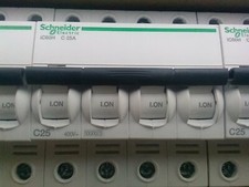  1 disjoncteur tetra schneider