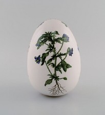 Oeuf en porcelaine. Décoration de fleurs peintes à la main dorées et roses. F...