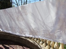 une nappe blanche en dentelle