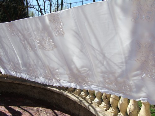 Une nappe blanche dentelle - nappe,