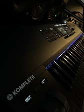 Native Instruments Komplete Kontrol S61 MK2 61-key Keyboard Black Keys Edition