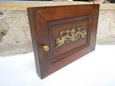 Ancienne Porte En Chêne En Bois avec plaque décorative et bouton en laiton