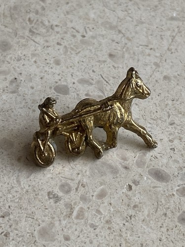 Pin sulky doré hippismes - sulky,