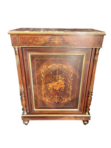 Ancien meuble incrusté avec