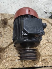 Moteur Electrique triphasé Asynchrone= H:112  4 kW 400V 1500tr/min 50Hz à pattes