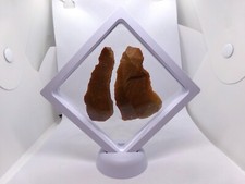 2 outils préhistoriques en silex + cadre de présentation