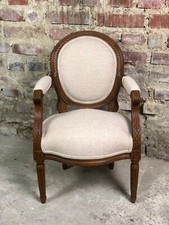 Fauteuil enfant de style Louis XVI en noyer sculpté et tapissé chiné beige