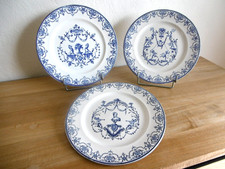 TROIS ASSIETTES PLATES FAIENCE JULES VIEILLARD BORDEAUX DECORS MOUSTIERS Lot 8.