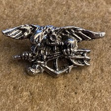 Pin’s  NAVY SEALS FORCE SPÉCIALE MARINE DE GUERRE DES ÉTATS-UNIS (US NAVY).