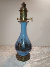 Ancienne lampe à pétrole en opaline bleu et décor polychrome