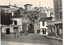 SAINT-JEAN-PIED-DE-PORT - the marketplace - Porte de la rue de l'église