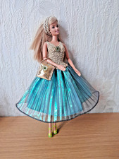 Robe mi-longue verte et dorée