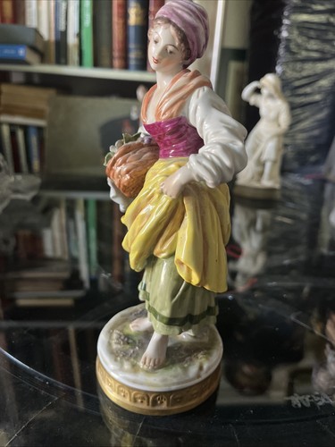 Statuette paysanne au panier - paysanne,