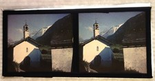 AUTOCHROME DEVANT D’ÉGLISE