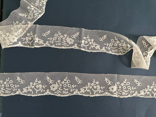 Dentelle ancienne - , en
