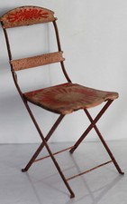 Chaise en métal de poupée