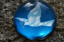 PMAG2 SULFURE PRESSE PAPIER  MAGRITTE  L OISEAU DE CIEL  1966 PAPERWEIGHT GLASS