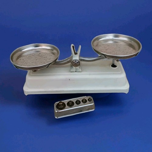 Ancienne balance plateaux - ancienne, a