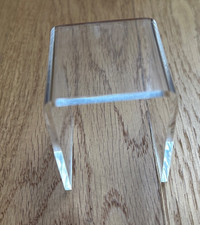 Piedestal en plexiglass pour