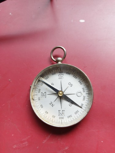 Ancienne petite boussole avec - ancienne,