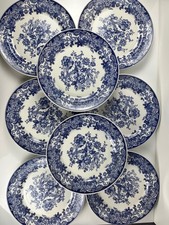 Set de 8 assiettes plates en faïence bleue début XXe Décor floral et oiseaux