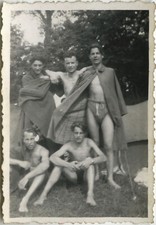 ANTIQUE PHOTO - VINTAGE SNAPSHOT - MEN'S BARE TORSO BRIEF GAG GROUP FUNNY - MAN