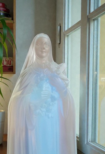 Statuette représentant - , st