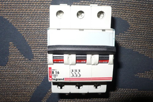 Disjoncteur triphase legrand - disjoncteur,
