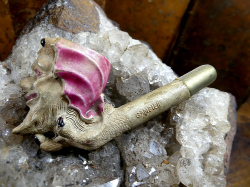 Pipe terre cuite sculptee - en,