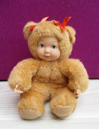Poupée peluche ours assis - poupée/,