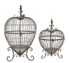 Une paire de cages à oiseaux