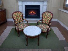 Deux fauteuils anciens style Louis XV + table guéridon en marbre (en option)