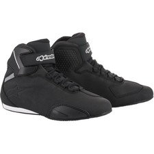 Paire de chaussure montante