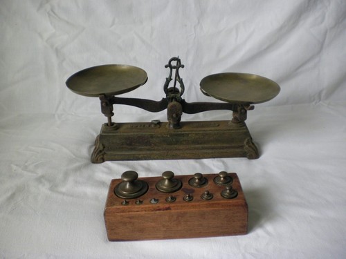 Balance avec plateaux - ,, +