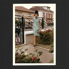 Femme élégante chapeau haut