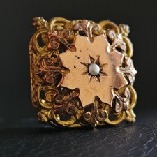 Ancienne broche carrée motif