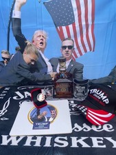 jack daniels bouteille -single b  donald trump 750 ml avec tous le lot sur image