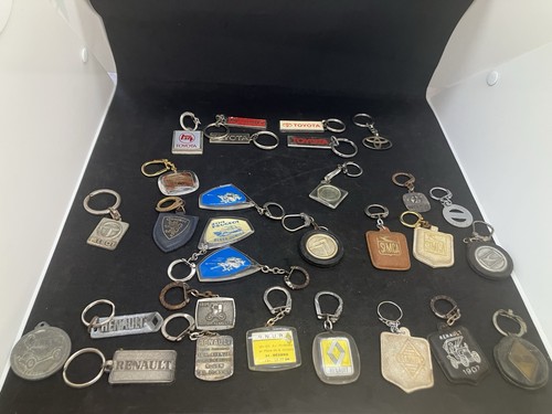 Lot porte clés automobiles - 29,
