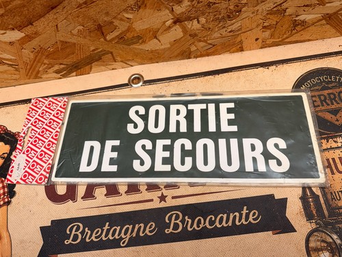 Plaque sortie secours en - de,