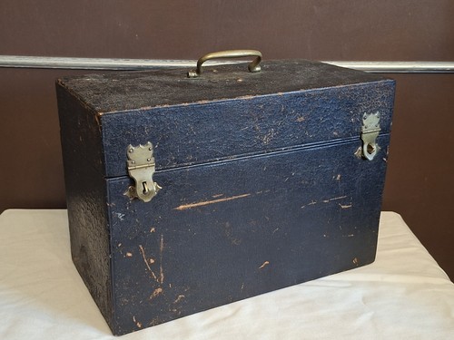 Ancienne boite aiguière - boite, a