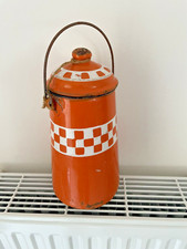 Pot à lait laitière en tole émaillée.